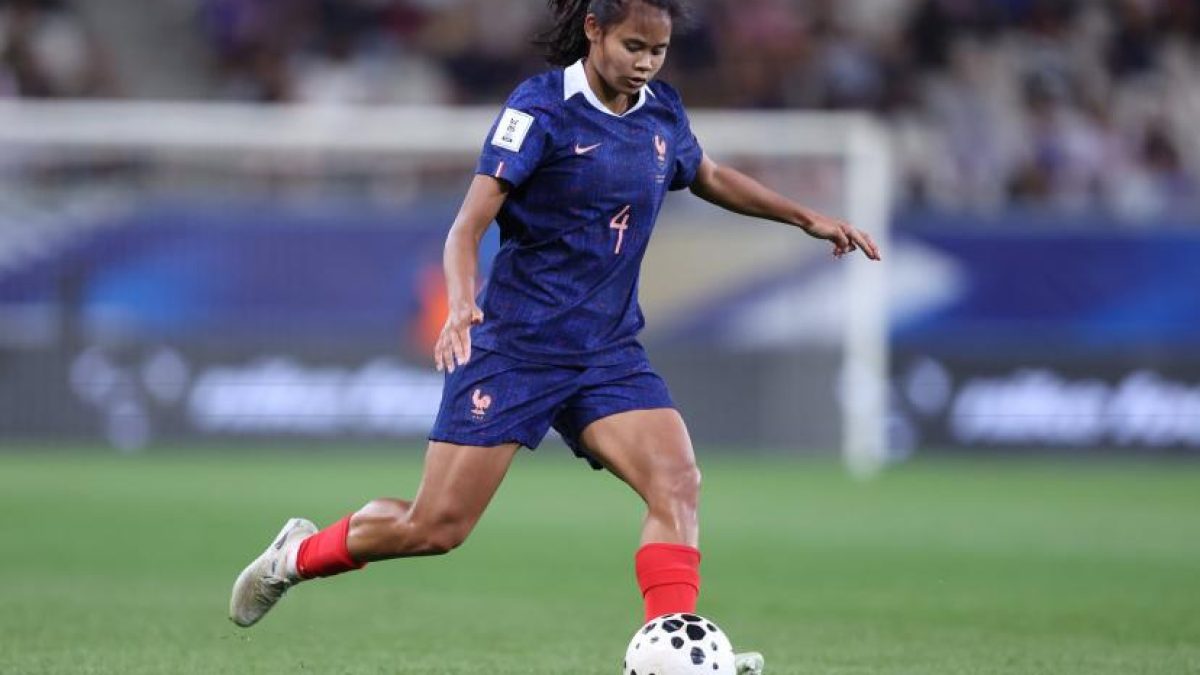 Alice Sombath, defensa del Tottenham y de la selección francesa, sobre el terreno de juego.
