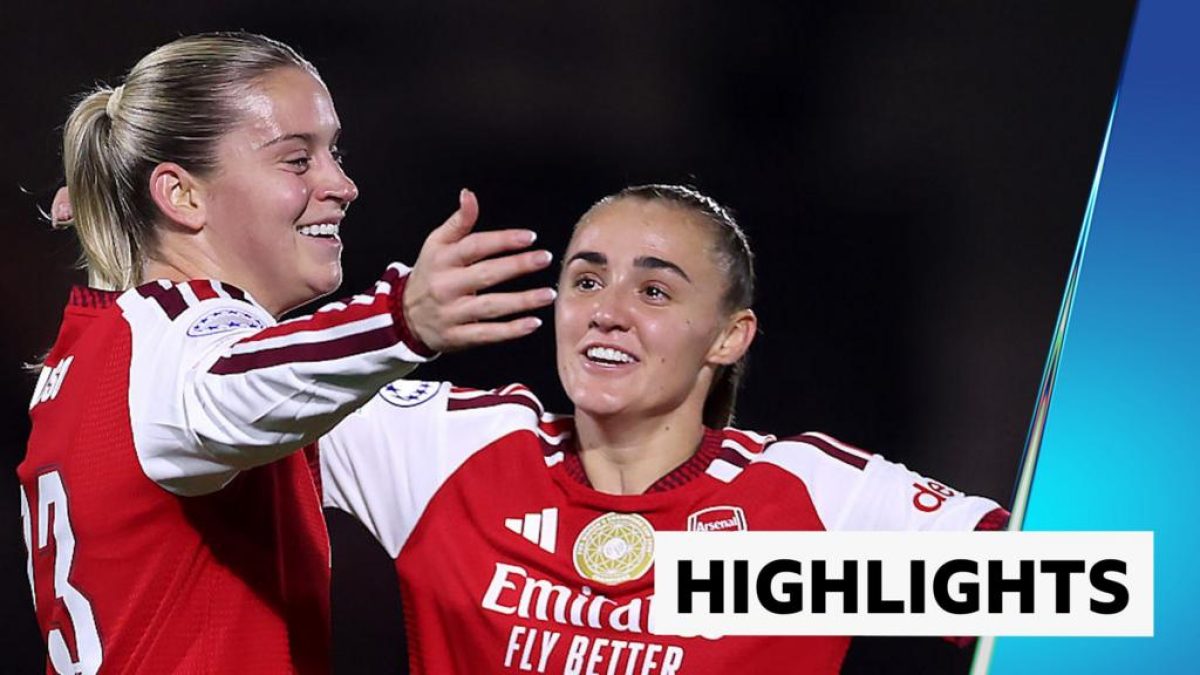 Alessia Russo celebra uno de sus goles en el Arsenal 3-0 Benfica de la Champions League femenina