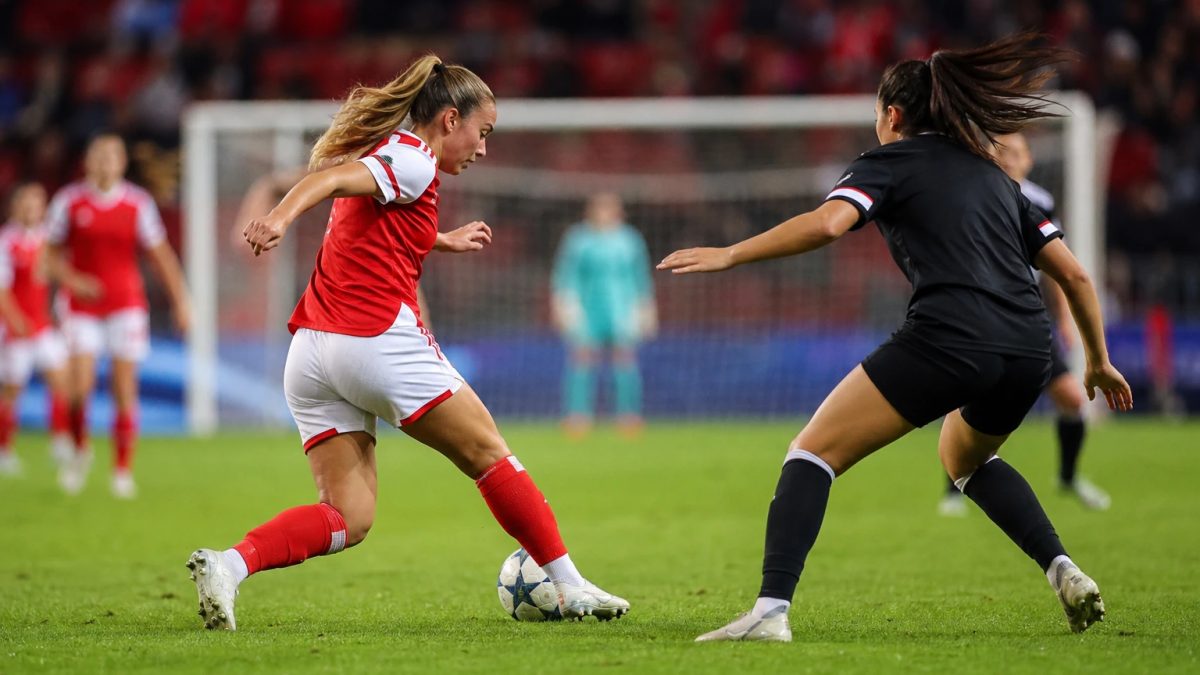 Football scene accompanying: Arsenal vs Benfica en vivo: hora y marcadores al descanso en Champions femenina