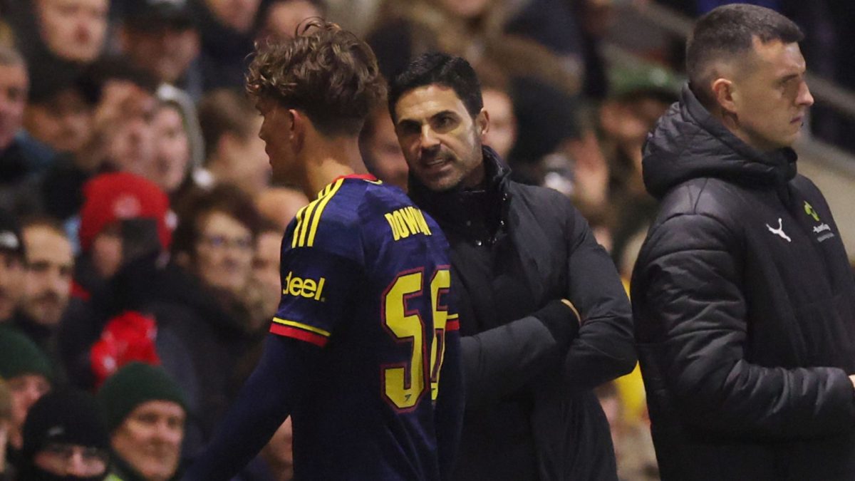 Mikel Arteta, entrenador del Arsenal, dando indicaciones desde la banda durante un partido.