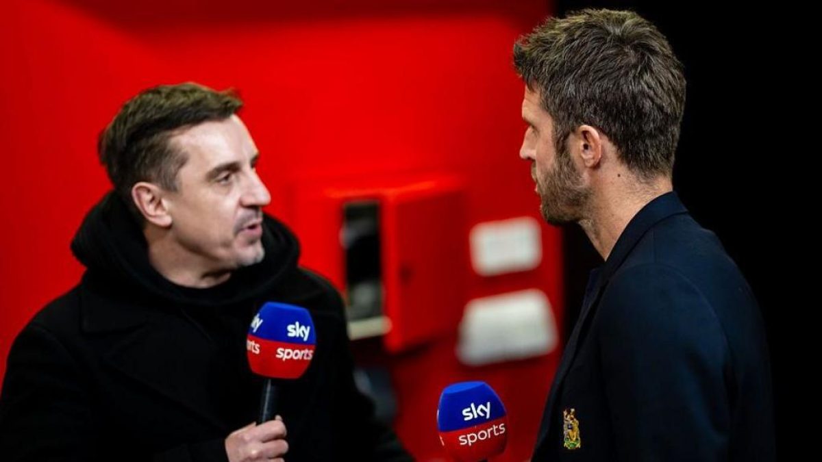Aficionados y símbolos del Manchester United en un contexto de debate futbolístico