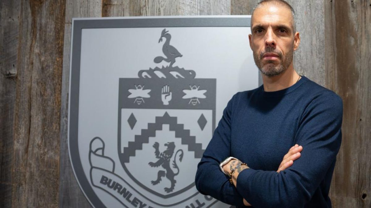 Fabio Celestini, nuevo entrenador de Burnley, durante una presentación del club