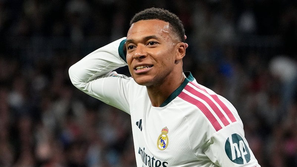 Kylian Mbappé en un partido con el Real Madrid