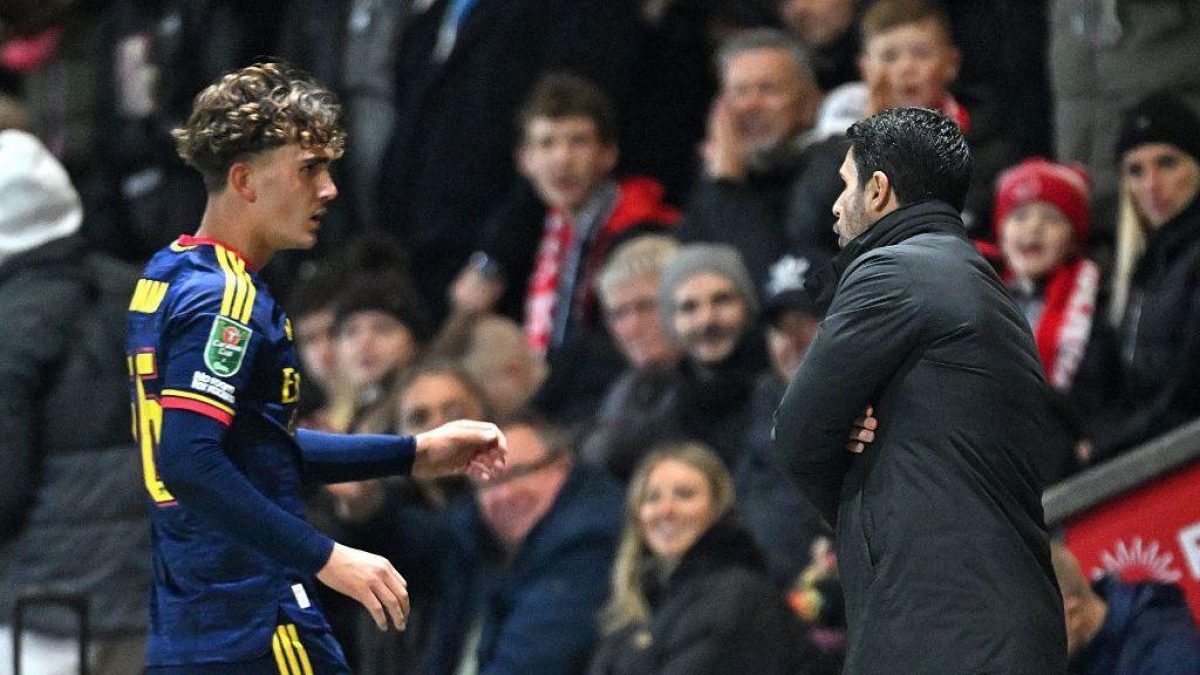 Mikel Arteta dirigiendo al Arsenal durante un partido