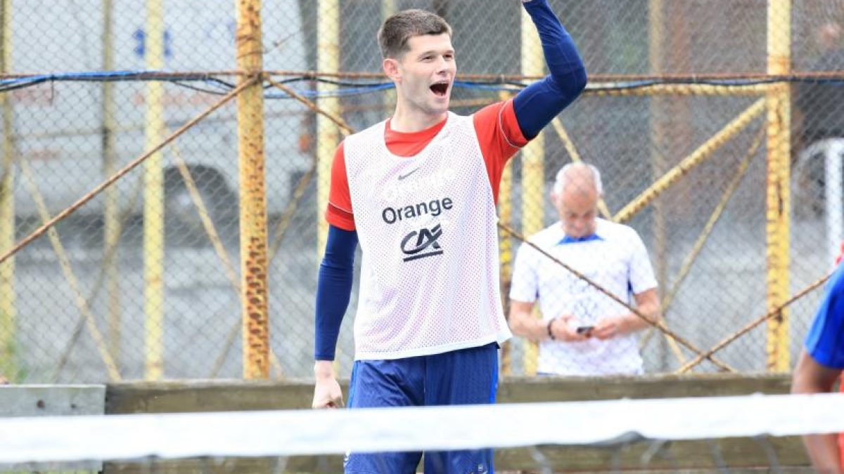 Illan Meslier, portero del Arsenal, durante un partido de fútbol