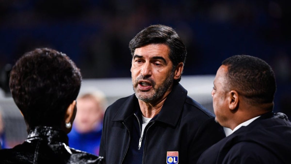 Paulo Fonseca dirigiendo al Olympique de Lyon en un partido de la Ligue 1