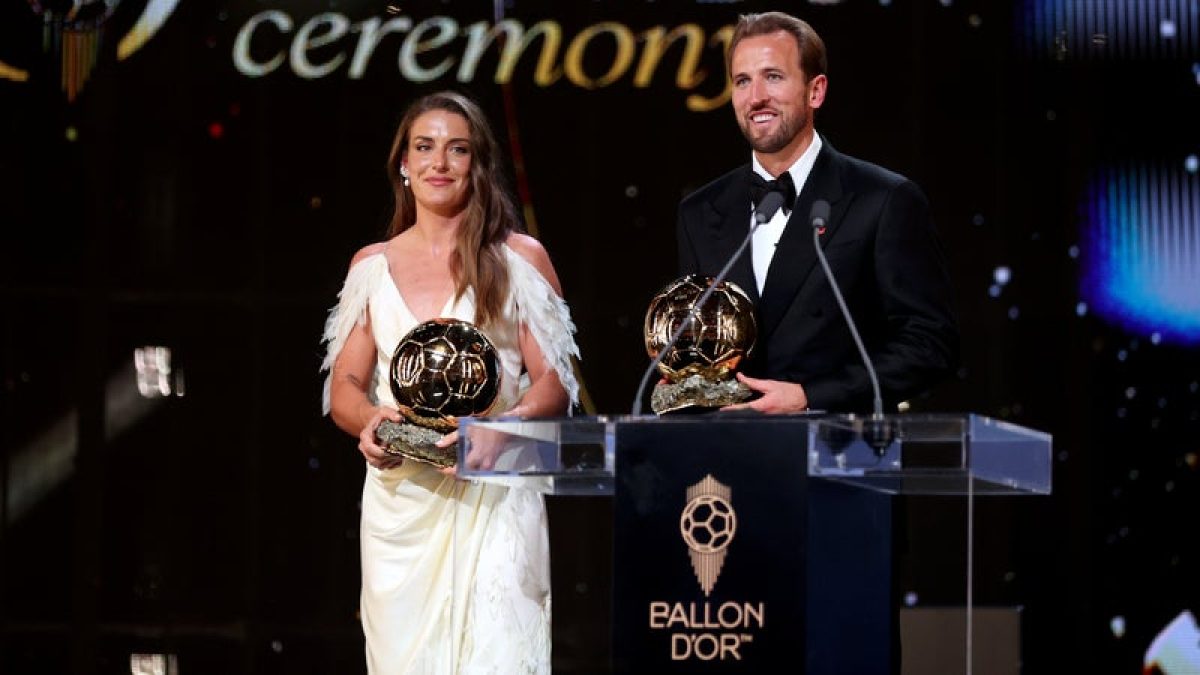 Harry Kane sosteniendo el trofeo del Balón de Oro
