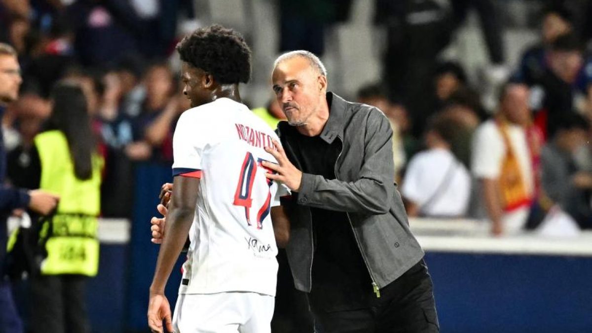 Jugadores jóvenes del PSG durante un entrenamiento de cantera en París