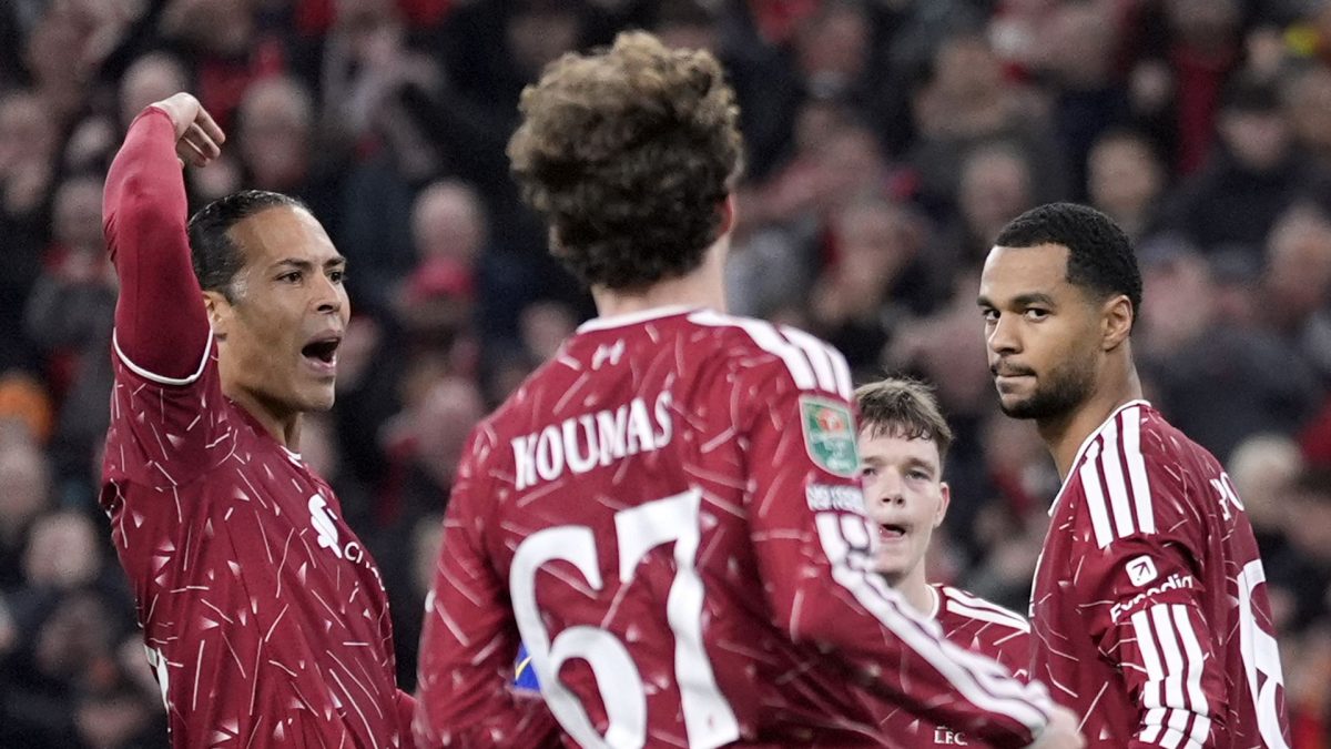Jugadores de Liverpool celebran en Anfield tras eliminar al Chelsea en penaltis en la Carabao Cup