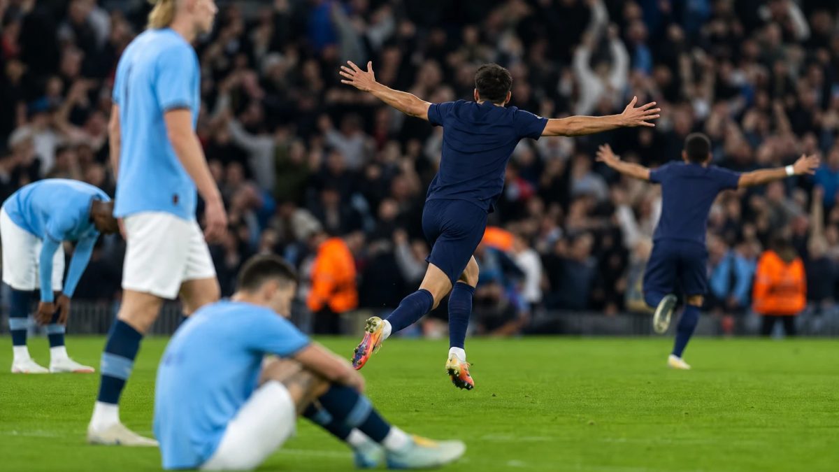 Football scene accompanying: Manchester City vs Paris Saint-Germain: empate tardío que complica al City