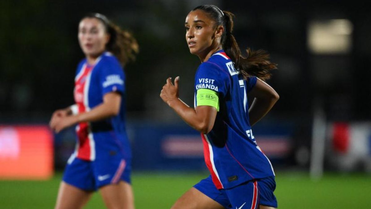 Jugadoras de Manchester City y PSG disputan un balón en un partido de la Liga de Campeones femenina