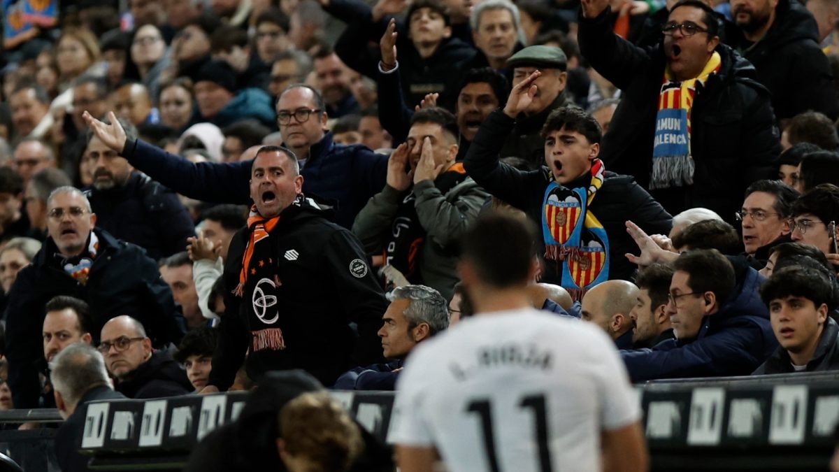 Grada de Mestalla antes de un partido de Primera División con alta demanda de entradas