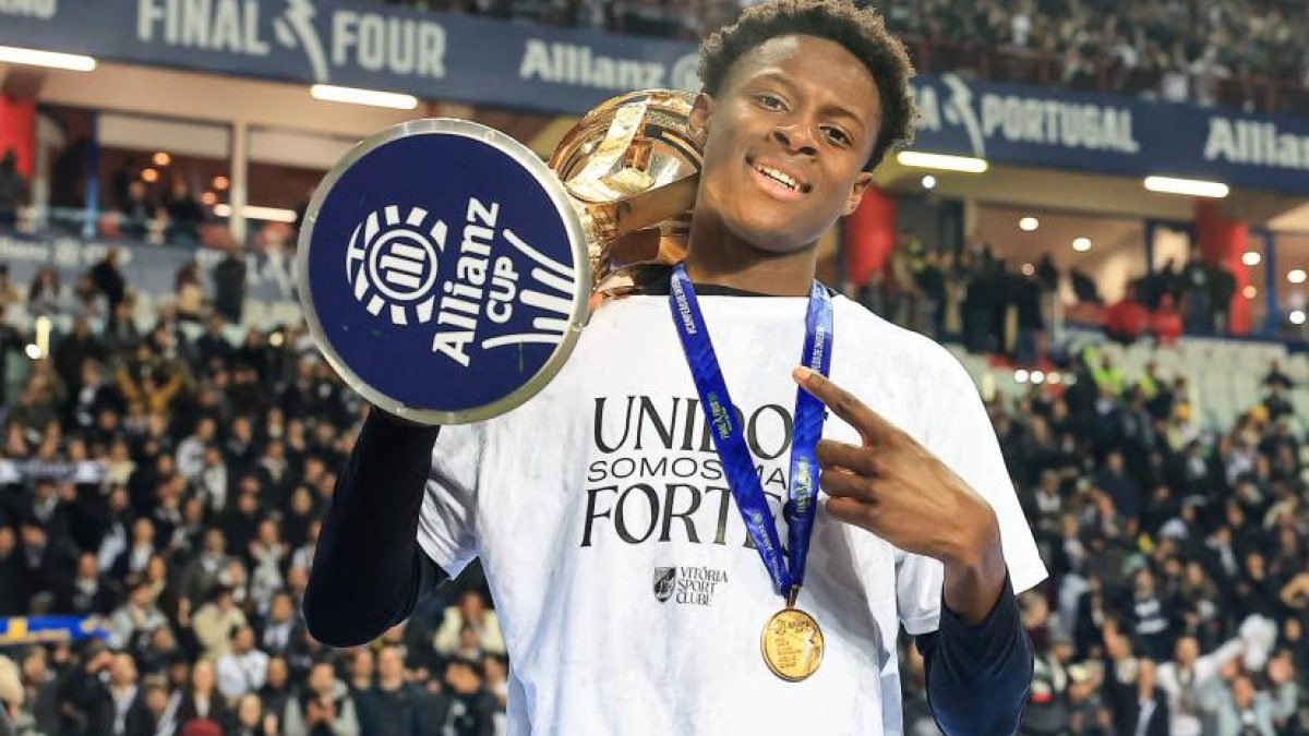 Oumar Camara, atacante del Vitoria Guimaraes, durante un partido de fútbol
