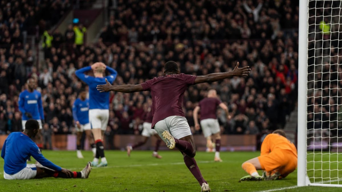 Football scene accompanying: Rangers y Hearts empatan 2-2 en Tynecastle con McInnes abucheado