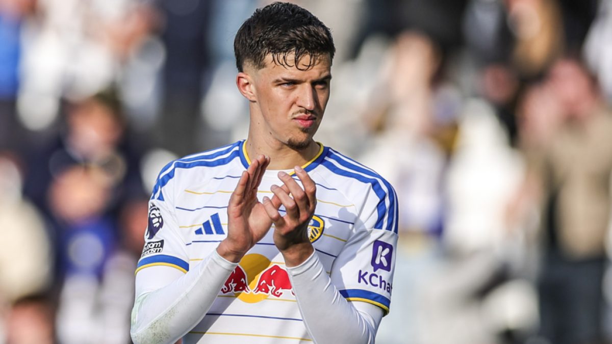 Tarik Muharemovic durante un partido con Leeds United