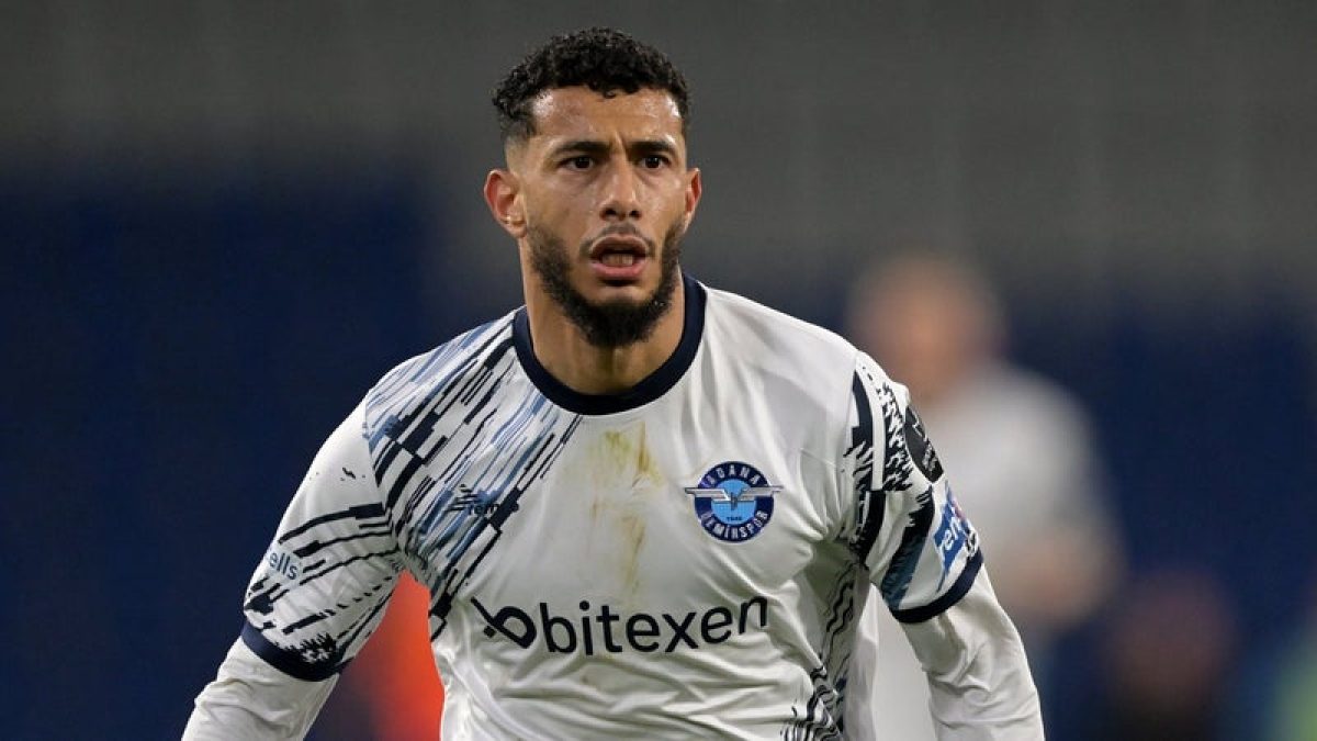 Younès Belhanda durante un partido de fútbol con gesto serio